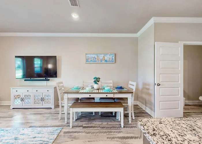 Two-story Townhome Near The With Wifi Washer And Dryer * Pensacola