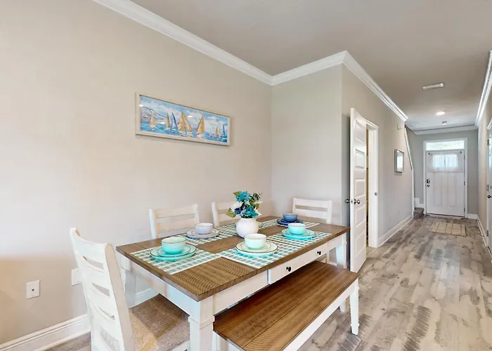 Two-story Townhome Near The With Wifi Washer And Dryer Holiday home Pensacola