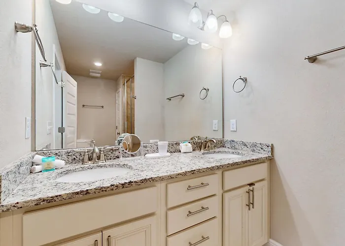 Two-story Townhome Near The With Wifi Washer And Dryer Holiday home Pensacola