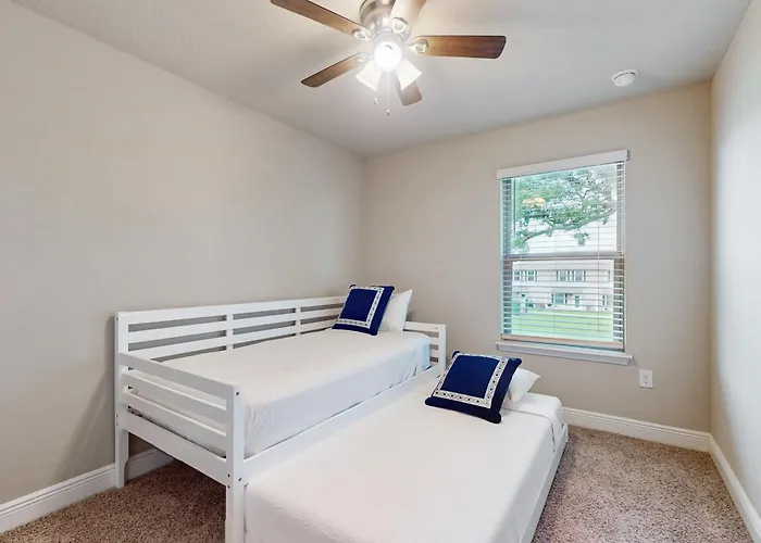 Two-story Townhome Near The With Wifi Washer And Dryer