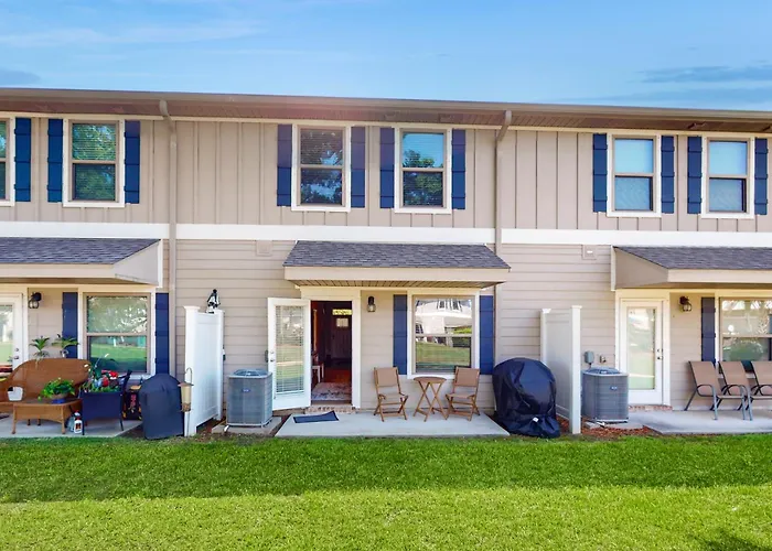 Two-story Townhome Near The With Wifi Washer And Dryer